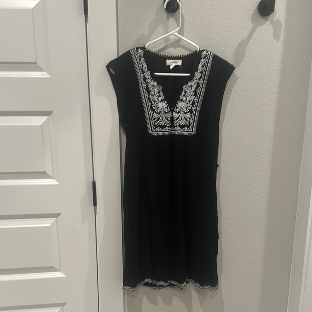 EUC Women’s One The Land Brand Black B&W Swim Coverup Dress w/ White Embroidery